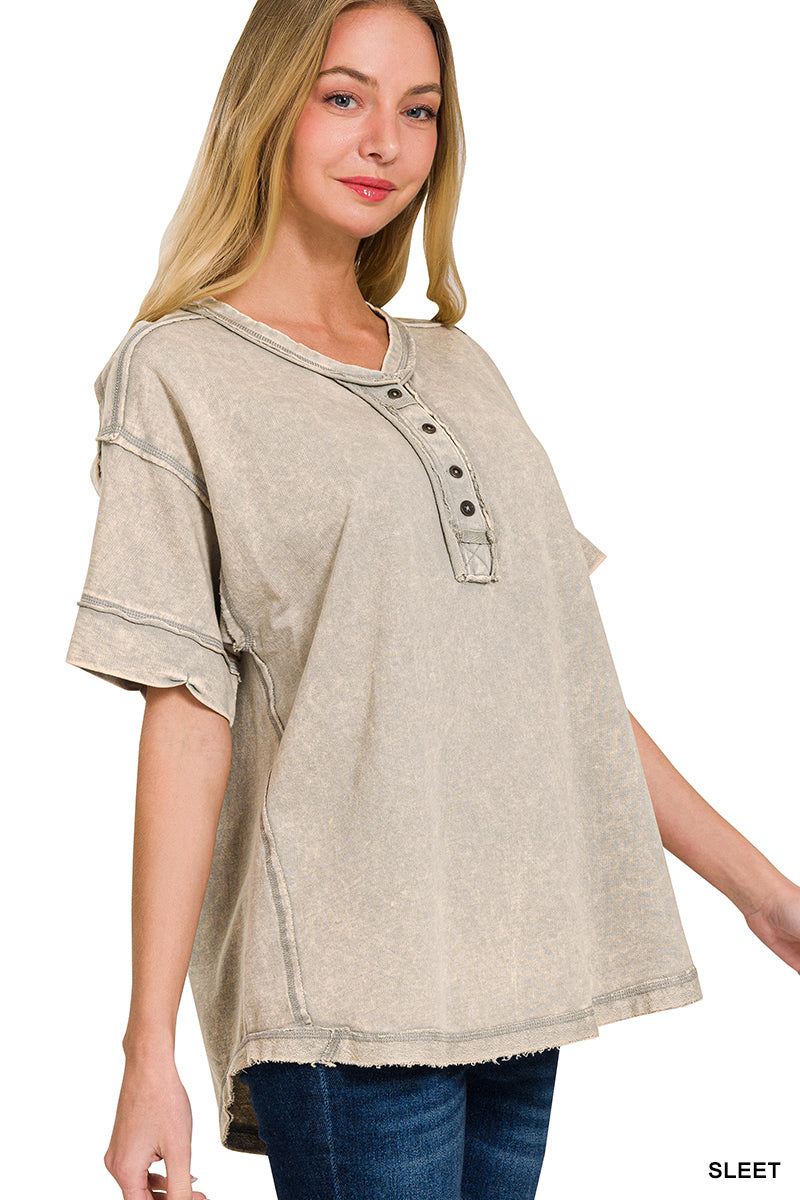 RAW EDGE DETAILED BUTTON CLOSURE TOP